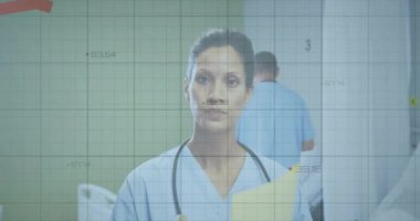 Hastanedeki çift ırklı kadın doktor üzerinde veri işleme animasyonu. Tıp, sağlık, hastane, bilgisayar ve dijital arayüz kavramı dijital olarak oluşturuldu.