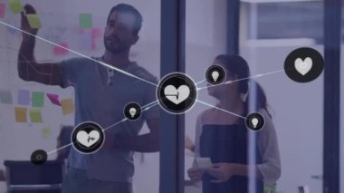 Muhtelif meslektaşların ofiste beyin fırtınası yaparak bağlantı ağının animasyonu. Küresel iş, iletişim, bağlantılar ve dijital arayüz konsepti dijital olarak oluşturulmuş video.