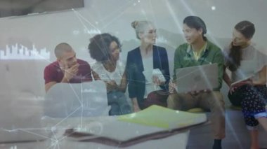 Ofisteki tabletler ve dizüstü bilgisayarlar kullanılarak çeşitli meslektaşlar üzerinden bağlantı ağının animasyonu. Küresel iş, iletişim, bağlantılar ve dijital arayüz konsepti dijital olarak oluşturulmuş video.