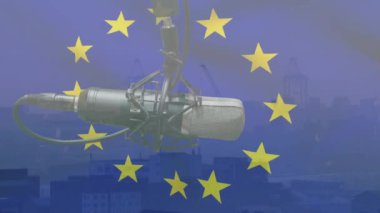 Mikrofonun üzerinde bayrak sallayarak şehir manzarasının havadan görüntüsüne karşı animasyon. Bloglama, podcast ve yayın kavramı