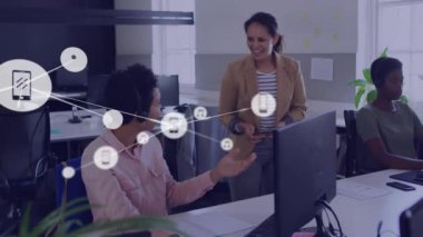 Muhtelif meslekdaşların ofiste iş görüşmesi üzerine bağlantı ağının animasyonu. Küresel iş, iletişim, bağlantılar ve dijital arayüz konsepti dijital olarak oluşturulmuş video.