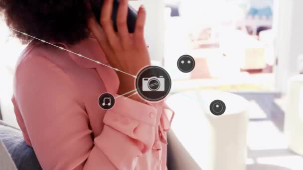 스마트폰을 아프리카계 미국인 원형에 아이콘의 네트워크의 애니메이션 커뮤니케이션 컴퓨팅 디지털 — 비디오