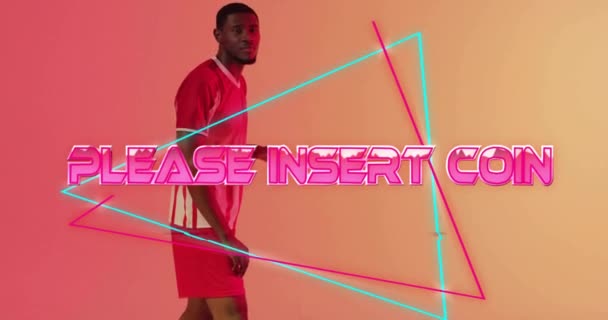 アフリカ系アメリカ人男性サッカー選手キックボールにコインテキストを入れてください グローバルスポーツとデジタルインターフェースのコンセプト デジタル生成されたビデオ — ストック動画