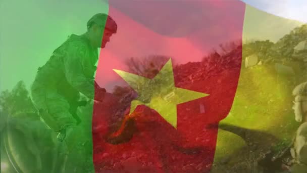 Анимация Флага Камеруна Над Кавказскими Солдатами Мужчинами Помогающими Друг Другу — стоковое видео