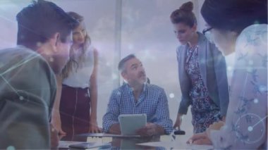 Ofisteki tablet kullanılarak çeşitli meslektaşlar üzerinden bağlantı ağının animasyonu. Küresel iş, iletişim, bağlantılar ve dijital arayüz konsepti dijital olarak oluşturulmuş video.