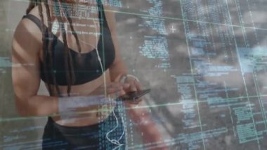 Sokakta akıllı telefon kullanan melez bir kadının veri işleme animasyonu. Küresel spor, aktif yaşam tarzı, hesaplama ve dijital arayüz kavramı dijital olarak oluşturulmuş video.