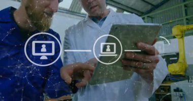 Fabrikadaki tablet üzerinde tartışan çeşitli erkek işçiler üzerinde dijital simge ağının animasyonu. Küresel ağ ve iş teknolojisi kavramı