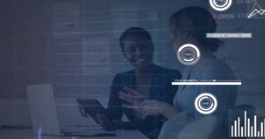 Çeşitli iş kadınlarının konuştuğu diyagramlar ve veri işleme animasyonları. Küresel iş ve dijital arayüz kavramı, dijital olarak oluşturulmuş video.