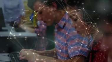 Bilgisayar kullanan çeşitli okul çocukları üzerinden bağlantı ağının animasyonu. Teknoloji, eğitim ve dijital arayüz kavramı, dijital olarak oluşturulmuş video.