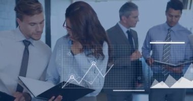 Ofisteki çeşitli iş adamları üzerinde veri işleme animasyonu. Küresel finans, iş, bağlantılar, hesaplama ve veri işleme kavramı dijital olarak oluşturulmuş video.