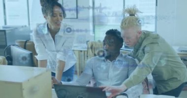 Muhtelif meslektaşların ofiste iş görüşmesi üzerine veri işleme animasyonu. Küresel iş, iletişim, finans ve dijital arayüz kavramı dijital olarak oluşturulmuş video.