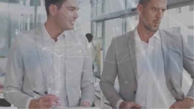 Muhtelif meslekdaşların ofiste iş görüşmesi üzerine bağlantı ağının animasyonu. Küresel iş, iletişim, bağlantılar ve dijital arayüz konsepti dijital olarak oluşturulmuş video.