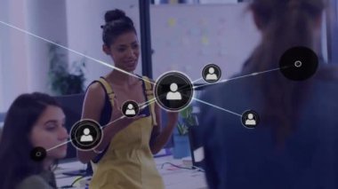 Muhtelif meslekdaşların ofiste toplanması ile ilgili bağlantı ağının canlandırılması. Küresel iş, iletişim, bağlantılar ve dijital arayüz konsepti dijital olarak oluşturulmuş video.