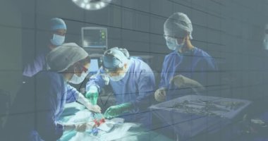 Hastanedeki çeşitli erkek ve kadın cerrahlar üzerinde veri işleme animasyonu. Tıp, sağlık, hastane, bilgisayar ve dijital arayüz kavramı dijital olarak oluşturuldu.