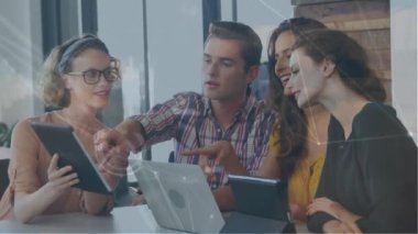 Ofisteki tablet ve dizüstü bilgisayar kullanılarak çeşitli meslektaşlar üzerinden bağlantı ağının animasyonu. Küresel iş, iletişim, bağlantılar ve dijital arayüz konsepti dijital olarak oluşturulmuş video.