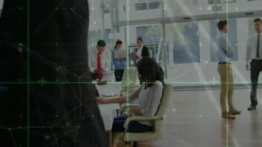 Muhtelif meslekdaşların ofiste iş görüşmesi üzerine bağlantı ağının animasyonu. Küresel iş, iletişim, bağlantılar ve dijital arayüz konsepti dijital olarak oluşturulmuş video.