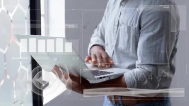 Ofisteki dizüstü bilgisayarla Afro-Amerikan iş adamının veri işleme animasyonu. Küresel iş, iletişim, bilgisayar ve dijital arayüz kavramı dijital olarak oluşturulmuş video.
