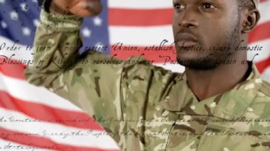 Afro-Amerikan erkek asker selamlaması üzerine anayasa metninin animasyonu. Vatanseverlik ve kutlama konsepti, dijital olarak üretilen video.