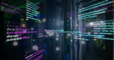 Siyah arkaplanda veri işleme ve ışık noktalarının animasyonu. Teknoloji, bilgisayar, bağlantılar ve dijital arayüz konsepti dijital olarak oluşturulmuş video.