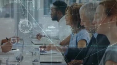 Muhtelif meslekdaşların ofiste toplanması ile ilgili bağlantı ağının canlandırılması. Küresel iş, iletişim, bağlantılar ve dijital arayüz konsepti dijital olarak oluşturulmuş video.