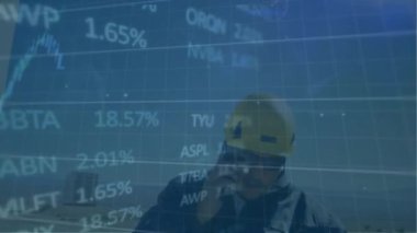 Rüzgar türbini animasyonu ve finansal veri işleme. Küresel rüzgar enerjisi, bağlantılar, hesaplama ve veri işleme kavramı dijital olarak oluşturulmuş video.