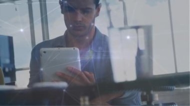 Ofisteki tablet kullanılarak melez iş adamlarıyla olan bağlantıların animasyonu. Küresel iş, iletişim, bağlantılar ve dijital arayüz konsepti dijital olarak oluşturulmuş video.