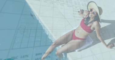 Havuz kenarında güneşlenen beyaz kadın hakkında borsa veri işleme animasyonu. Küresel ekonomi ve tatil kavramı