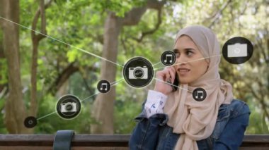 Akıllı telefon kullanan mutlu melez kadın yerine birbirine bağlı simgelerin oluşturduğu bir ağın animasyonu. Teknoloji, bağlantı, iletişim, hesaplama ve ifade kavramı dijital olarak oluşturulmuş video.