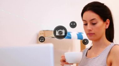 Akıllı telefon kullanan melez bir kadının üzerinde daireler çizerek bağlı simgelerin oluşturduğu bir ağ animasyonu. Teknoloji, bağlantı, iletişim, hesaplama ve ifade kavramı dijital olarak oluşturulmuş video.