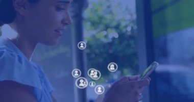 Akıllı telefon kullanan beyaz kadın üzerine sosyal medya simgelerinin animasyonu. Sosyal medya, iletişim ve dijital arayüz kavramı dijital olarak oluşturulmuş video.