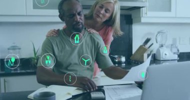 Evde finans hesaplayan çiftlere karşı yeşil enerji konsepti simgelerinin animasyonu. Ev finansmanı bütçesi ve yenilenebilir enerji kavramı