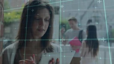 Çeşitli öğrenciler üzerinde veri işleme animasyonu. Küresel eğitim, üniversite, bağlantılar, hesaplama ve veri işleme kavramı dijital olarak oluşturulmuş video.