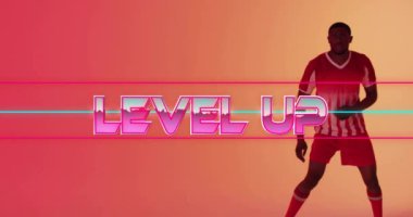 Afrika kökenli Amerikalı erkek futbolcunun topa vuruşuyla ilgili metin animasyonları. Küresel spor ve dijital arayüz kavramı, dijital olarak oluşturulmuş video.