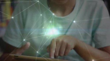 Tablet kullanan melez bir öğrenci üzerinden bağlantı ağının animasyonu. Teknoloji, eğitim ve dijital arayüz kavramı, dijital olarak oluşturulmuş video.