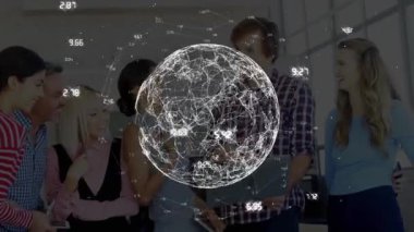 Çeşitli meslektaşların ofiste toplanması üzerine veri işleme sürecinin yapıldığı dünya animasyonu. Küresel iş, finans, iletişim, bilgisayar ve dijital arayüz kavramı dijital olarak oluşturuldu.