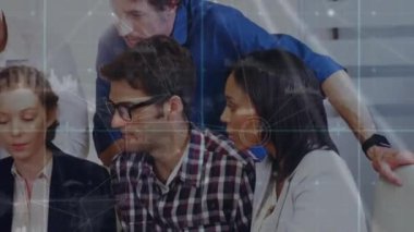 Muhtelif meslekdaşların ofiste toplanması ile ilgili bağlantı ağının canlandırılması. Küresel iş, iletişim, bağlantılar ve dijital arayüz konsepti dijital olarak oluşturulmuş video.