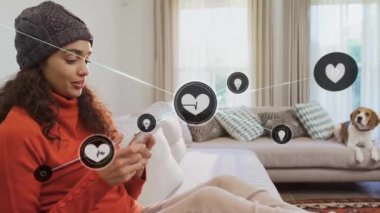 Akıllı telefon kullanan mutlu melez kadın yerine birbirine bağlı simgelerin oluşturduğu bir ağın animasyonu. Teknoloji, bağlantı, iletişim, hesaplama ve ifade kavramı dijital olarak oluşturulmuş video.