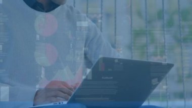 Çift ırklı iş adamının dizüstü bilgisayarla veri işleme animasyonu. İletişim, teknoloji, iş ve dijital arayüz kavramı dijital olarak oluşturulmuş video.