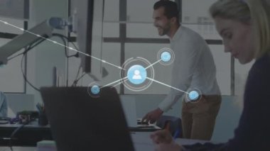 Ofisteki dizüstü bilgisayarları kullanarak çeşitli meslektaşlar üzerinden bağlantı ağının animasyonu. Küresel iş, iletişim, bağlantılar ve dijital arayüz konsepti dijital olarak oluşturulmuş video.