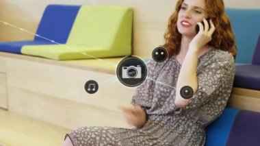 Akıllı telefon kullanan mutlu beyaz kadın üzerinde daireler çizerek bağlı ikonlar ağının animasyonu. Teknoloji, bağlantı, iletişim, hesaplama ve ifade kavramı dijital olarak oluşturulmuş video.