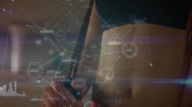 Sokakta spor kıyafetleri giyen iki ırklı bir kadınla olan bağlantıların animasyonu. Küresel spor, aktif yaşam tarzı, bağlantılar ve dijital arayüz konsepti dijital olarak oluşturulmuş video.