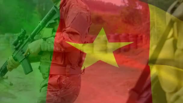 在手持武器和行走的高加索男性士兵身上升起了迷彩旗 兵役和爱国主义概念数字制作的录像 — 图库视频影像