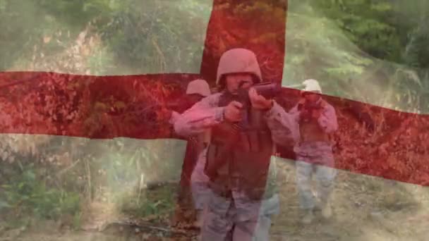 Ngiliz Bayrağının Beyaz Erkek Askerlerin Üzerinde Canlanması Ormanda Yürümesi Askerlik — Stok video