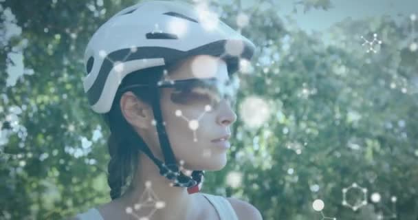 Animation Modèles Chimiques Sur Une Femme Caucasienne Souriante Faisant Vélo — Video