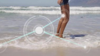 Deniz yoluyla ırk ayrımı yapan kadınlar üzerindeki ikonlarla olan bağlantıların animasyonu. Küresel seyahat, tatil, bağlantılar, hesaplama ve veri işleme kavramı dijital olarak oluşturulmuş video.