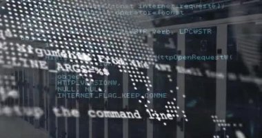 Bilgisayar sunucu odasında dünya haritası ve kodlama veri işleme animasyonu. Veri, ağ, iş dünyası, dijital arayüz ve küresel iletişim, dijital olarak oluşturulmuş video.