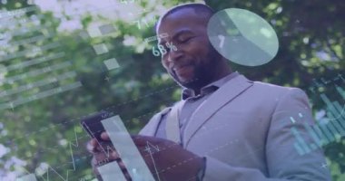 Akıllı telefon kullanan Afro-Amerikan iş adamı üzerinden finansal veri işleme animasyonu. Küresel finans, iş, bağlantılar, hesaplama ve veri işleme kavramı dijital olarak oluşturulmuş video.