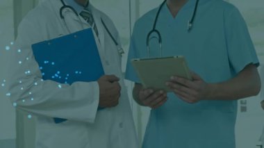 Farklı erkek doktorların üzerinde benekleri olan asma kilit ikonu animasyonu. Dijital olarak oluşturulmuş küresel bağlantılar, tıp, sağlık ve dijital arayüz kavramı.