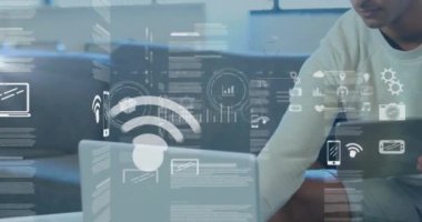 Tablet kullanan melez bir adamın veri işleme animasyonu. Küresel finans, iş, bağlantılar, hesaplama ve veri işleme kavramı dijital olarak oluşturulmuş video.