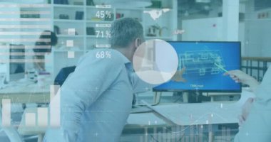Ofisteki çeşitli iş adamları üzerinde finansal veri işleme animasyonu. Küresel finans, iş, bağlantılar, hesaplama ve veri işleme kavramı dijital olarak oluşturulmuş video.